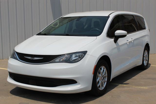 Used 2021 Chrysler Voyager LX image 1