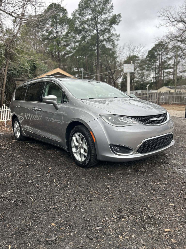 Used 2017 Chrysler Pacifica Touring-L w/ Tire & Wheel Group image 2