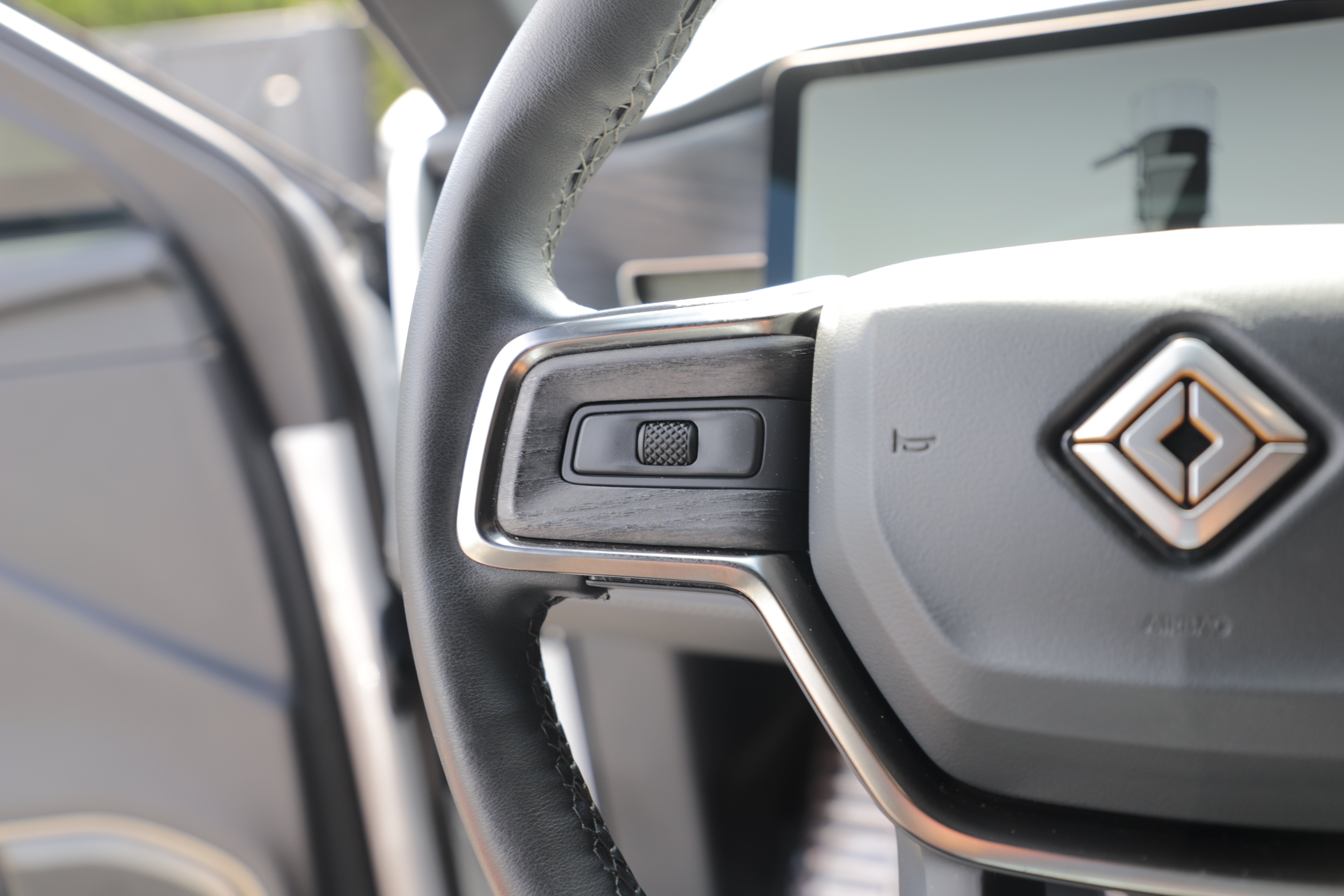 Used 2024 Rivian R1S Adventure AWD/4WD image 21