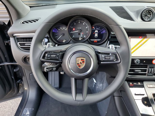 Used 2025 Porsche Macan image 31