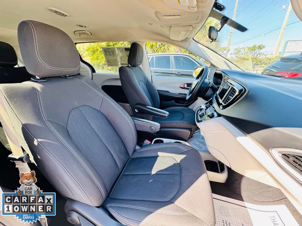 Used 2020 Chrysler Voyager L image 17