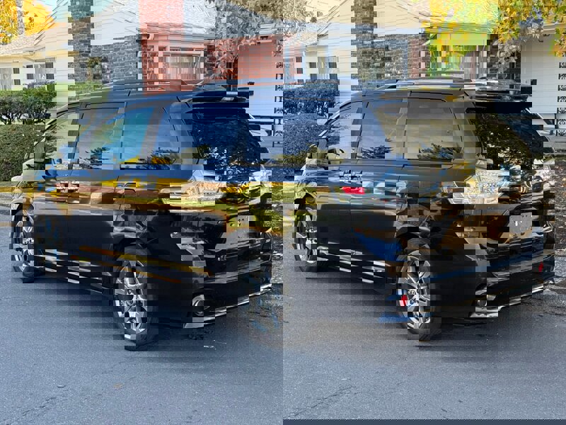 Used 2018 Toyota Sienna SE w/ Carpet Mat Package FWD image 3