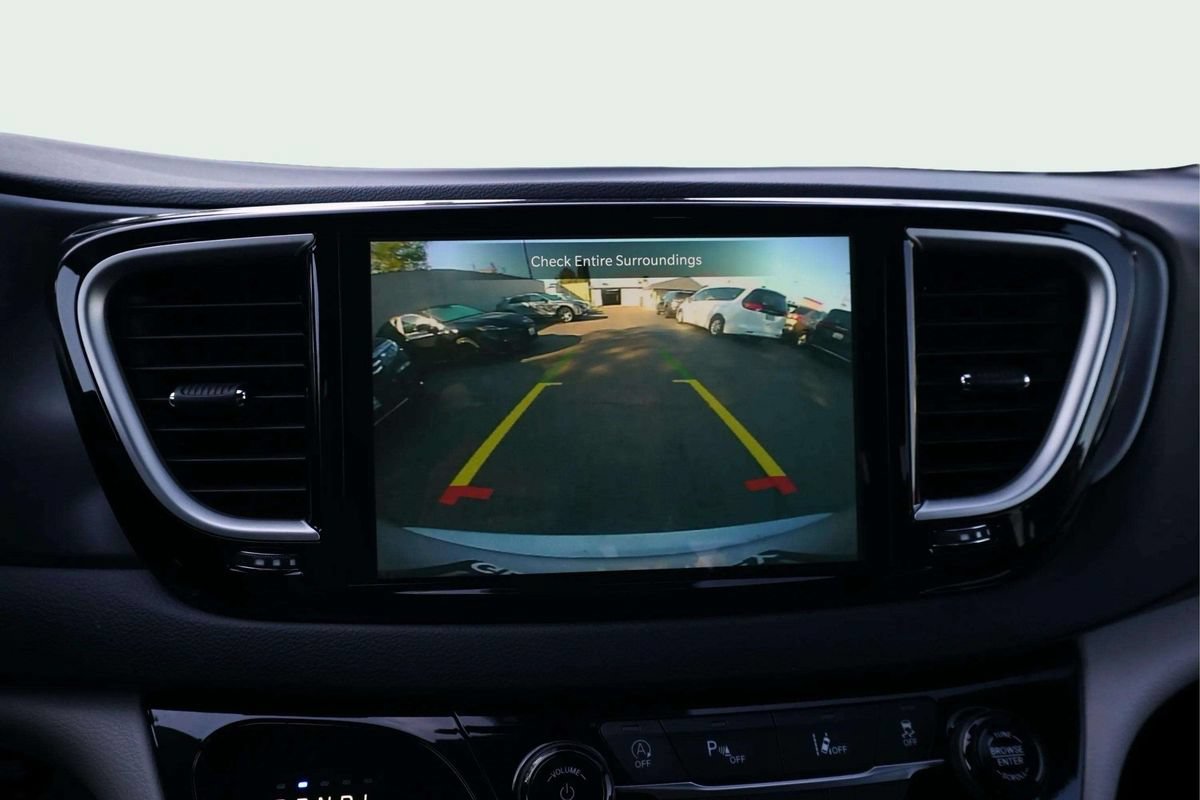 Used 2023 Chrysler Pacifica Touring-L FWD image 31