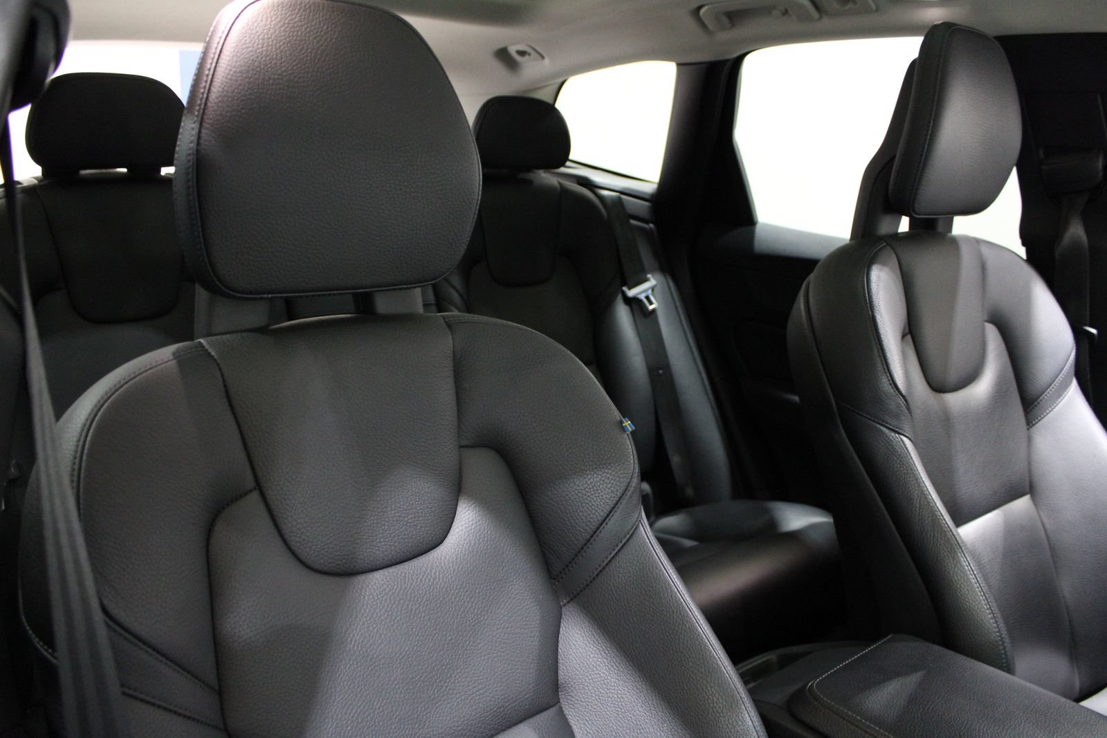 Used 2018 Volvo XC60 T6 Momentum w/ Convenience Package AWD/4WD image 36