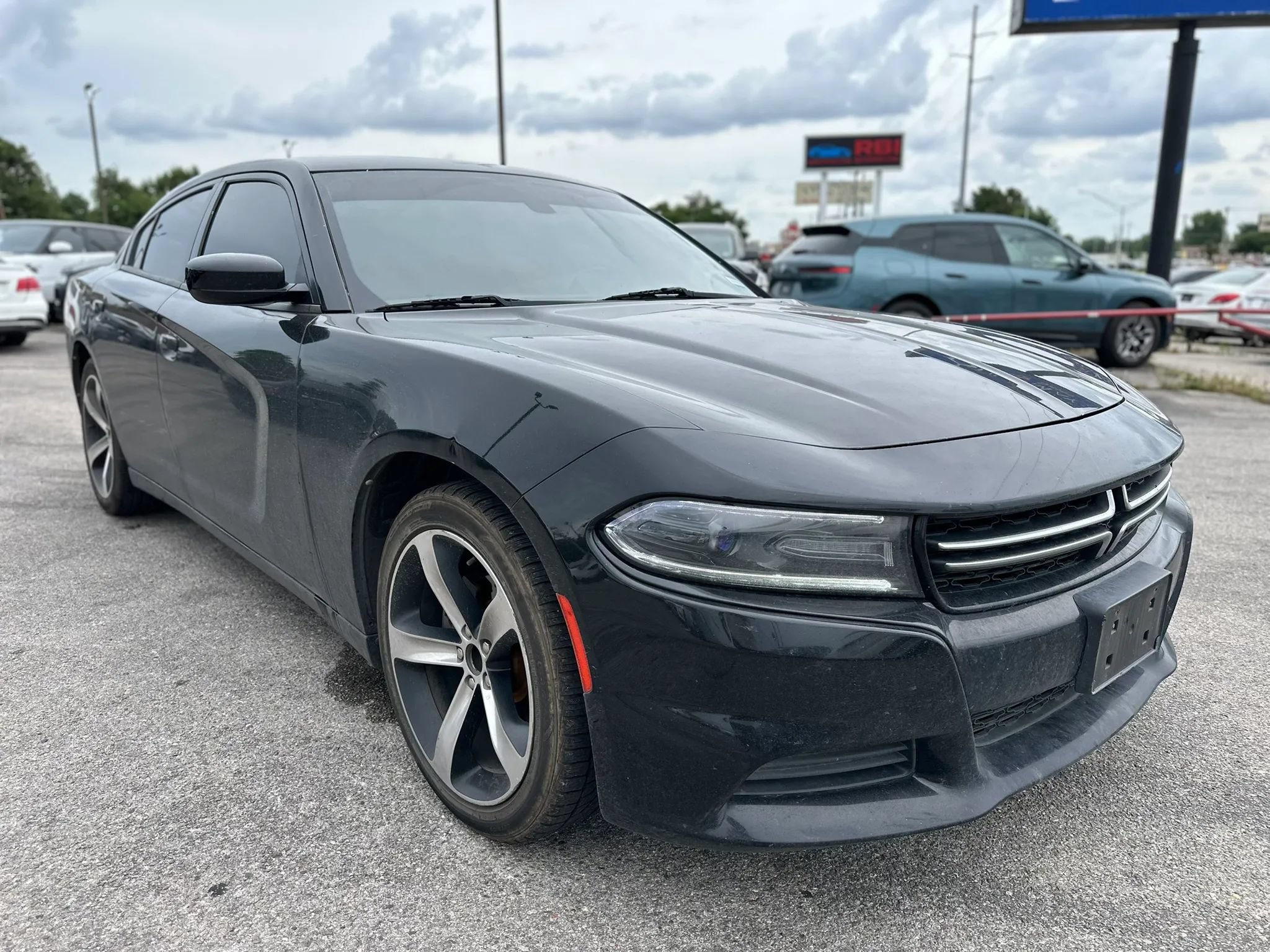 Used 2017 Dodge Charger SE RWD image 4