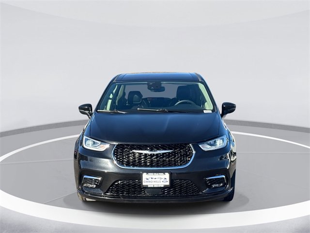 Used 2023 Chrysler Pacifica Touring-L image 2