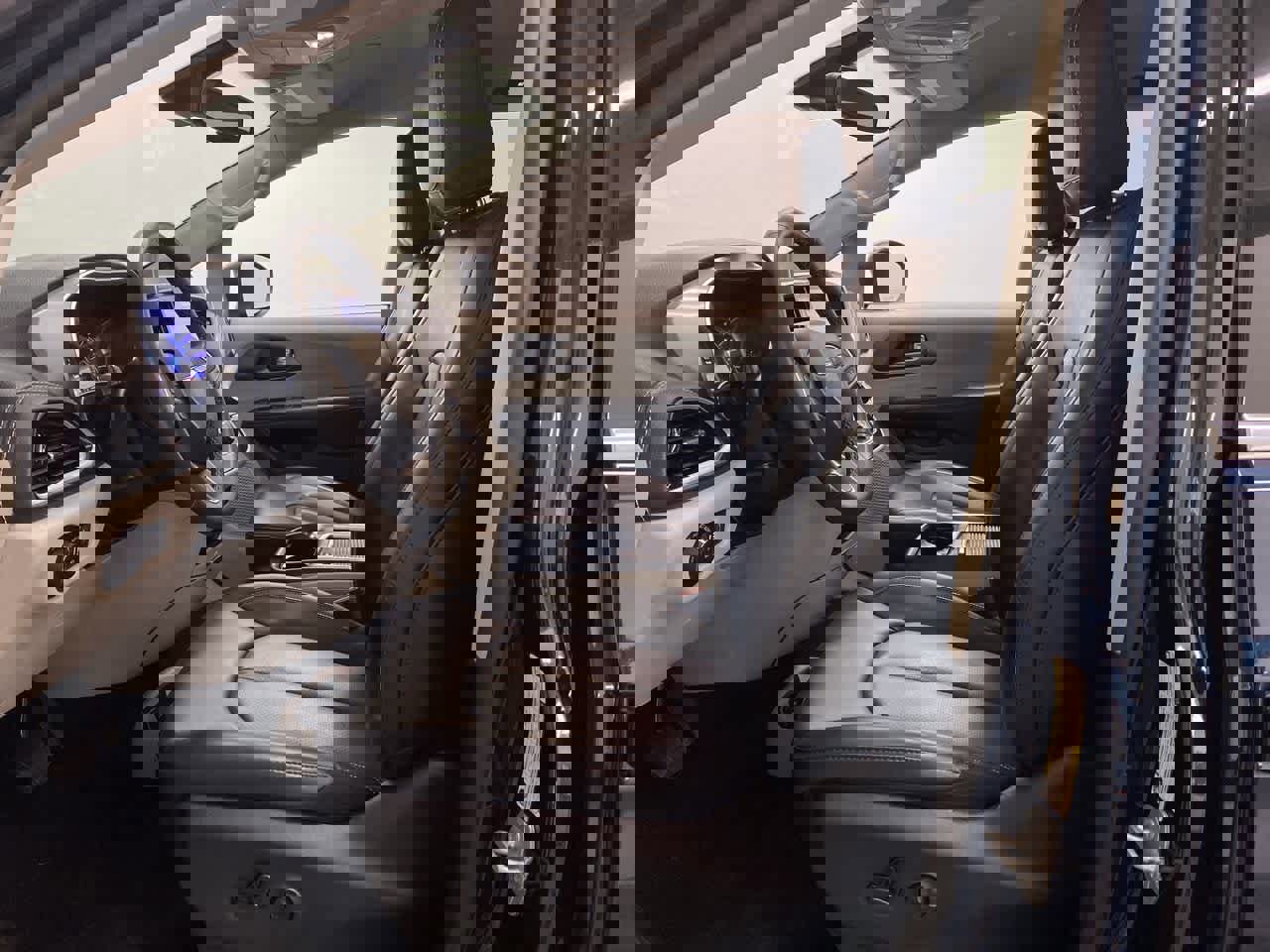 Used 2023 Chrysler Pacifica Touring-L image 14