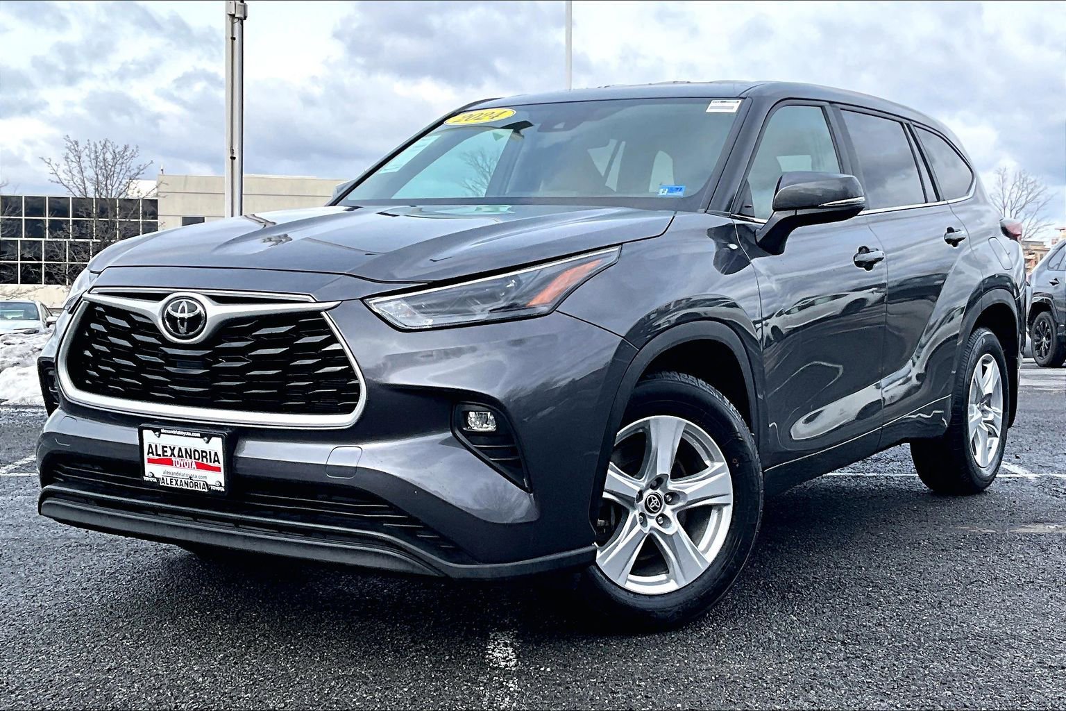 Used 2024 Toyota Highlander LE image 1