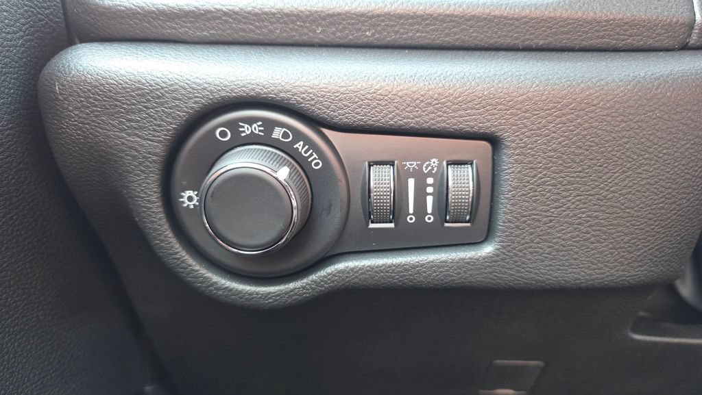 New 2027 Chrysler Pacifica Select FWD image 33