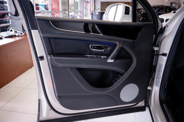 Used 2018 Bentley Bentayga image 17