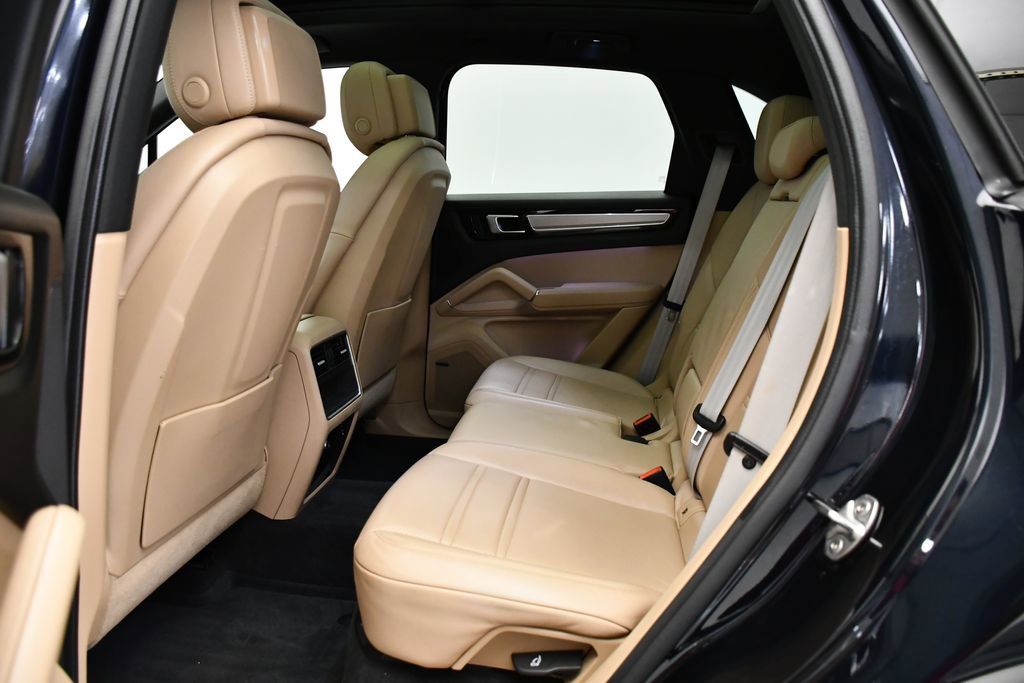 Used 2022 Porsche Cayenne Platinum Edition image 43