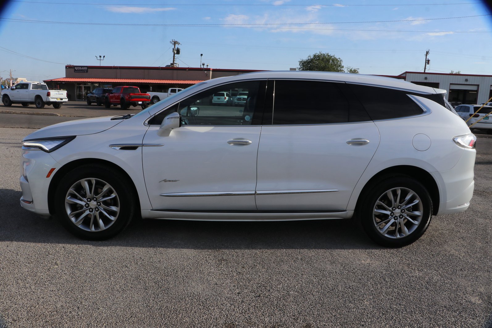 Used 2022 Buick Enclave Avenir w/ Avenir Technology Package AWD/4WD image 4