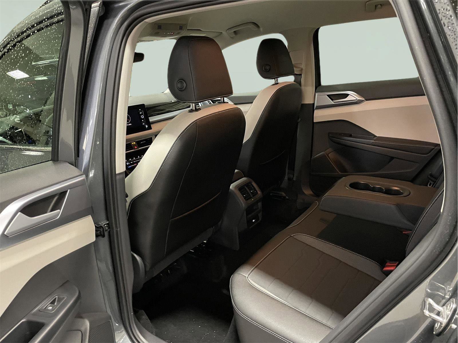 Used 2025 Volkswagen Taos SE image 14