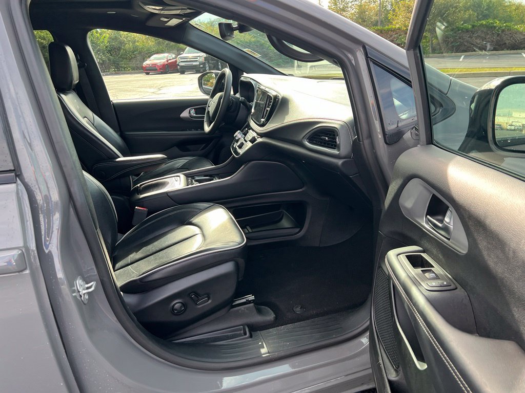 Used 2025 Chrysler Pacifica Limited FWD image 9
