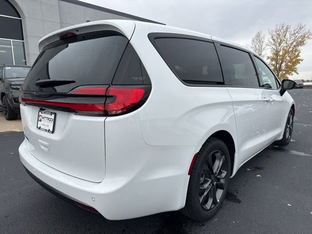 New 2026 Chrysler Pacifica Select image 8