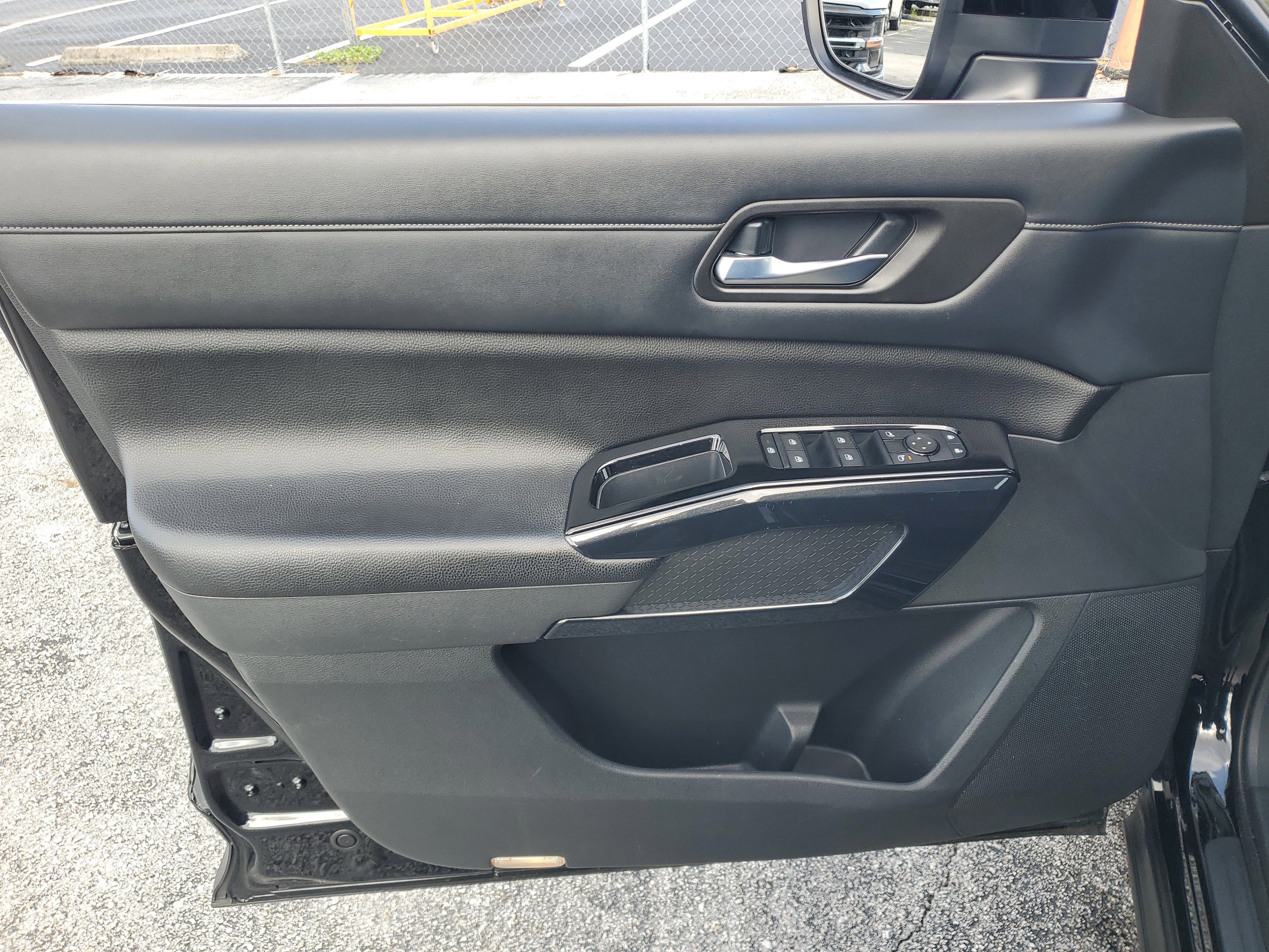 Used 2022 Nissan Pathfinder S FWD image 10