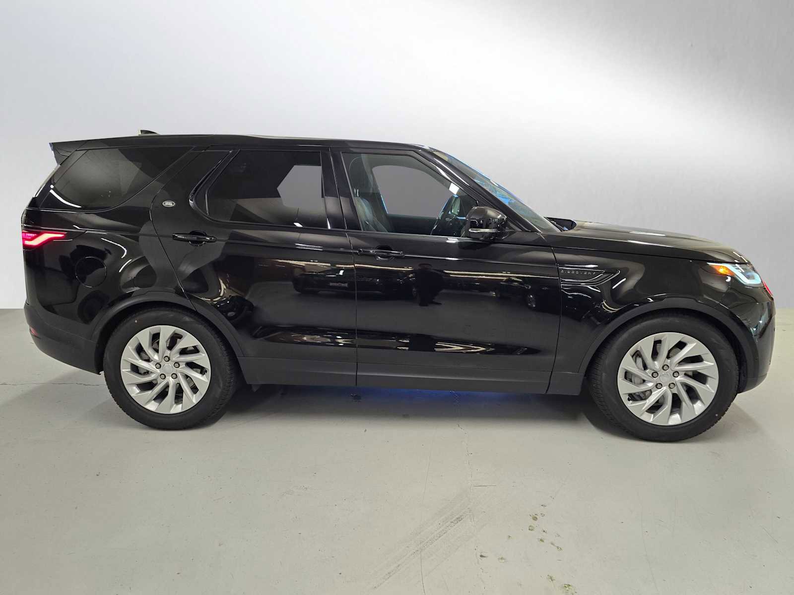 Used 2025 Land Rover Discovery S image 2