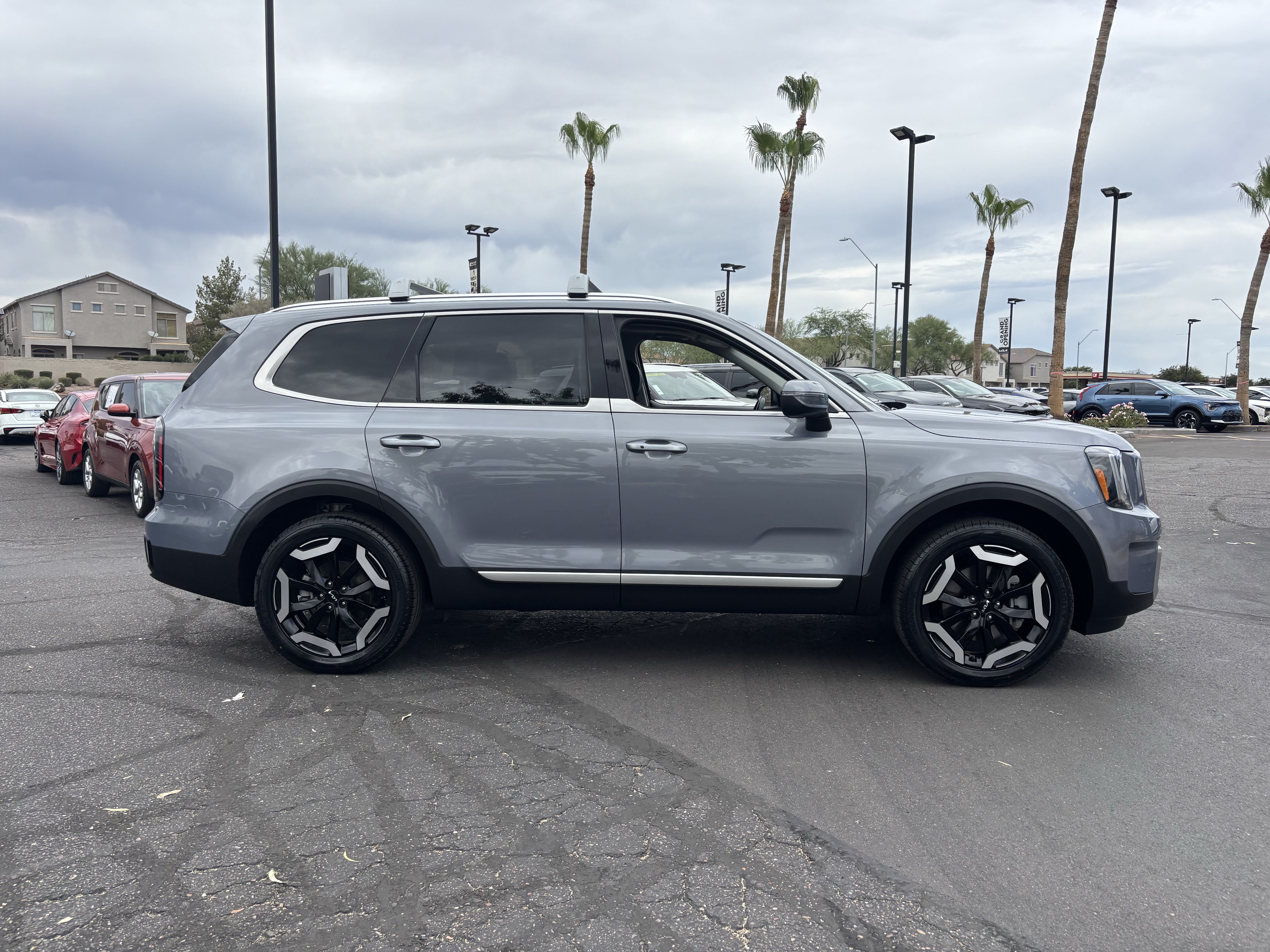Used 2023 Kia Telluride EX w/ EX Captain's Chair Package AWD/4WD image 2