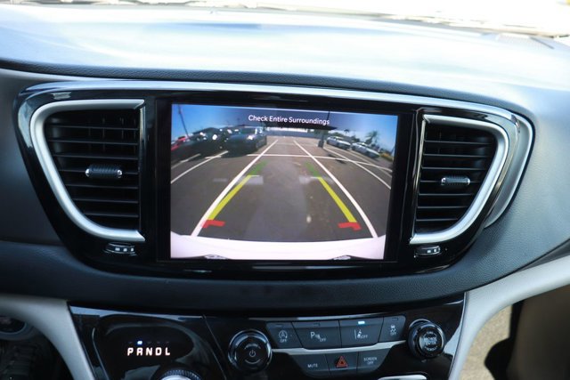 Used 2022 Chrysler Pacifica Touring-L image 26
