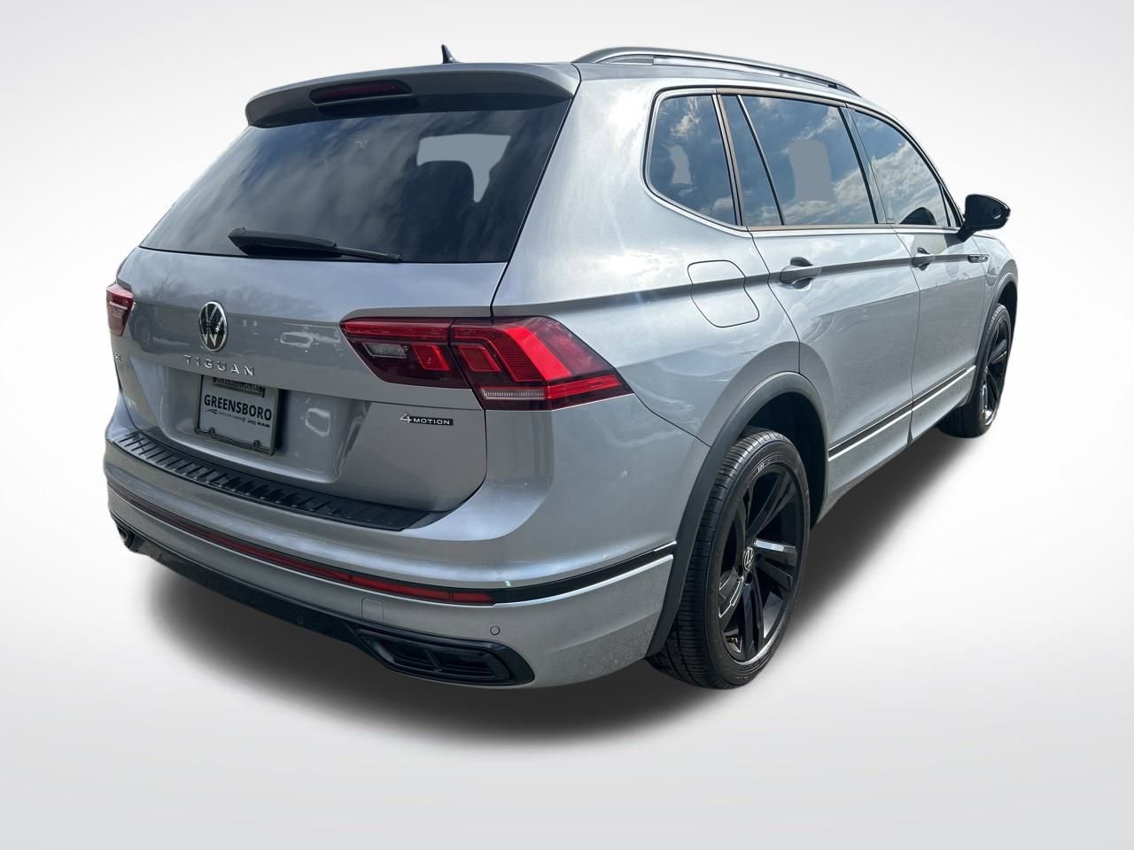 Used 2024 Volkswagen Tiguan SE R-Line image 9