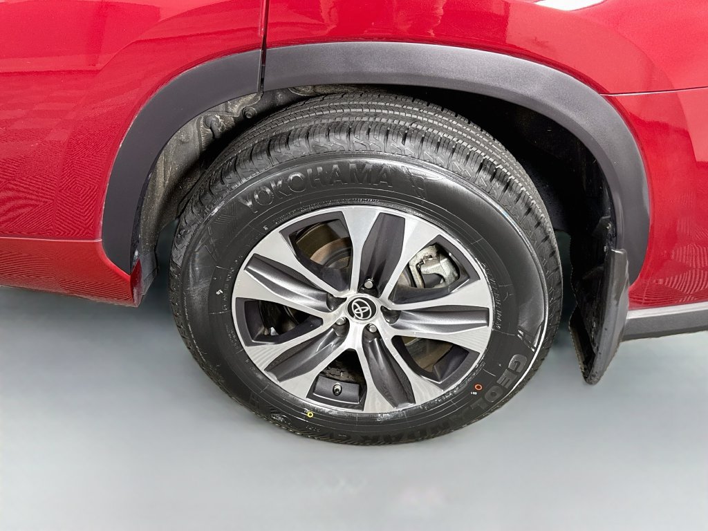 Certified 2022 Toyota Highlander XLE AWD/4WD image 38
