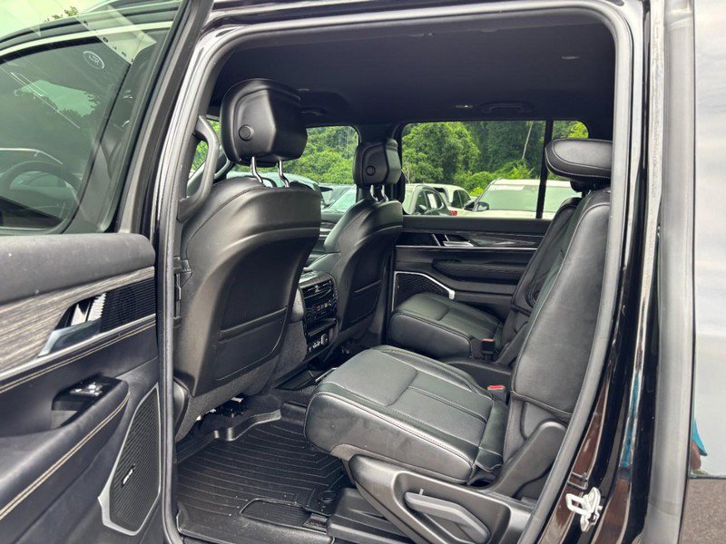 Used 2022 Jeep Wagoneer Series II w/ Flexible Seating Group AWD/4WD image 12