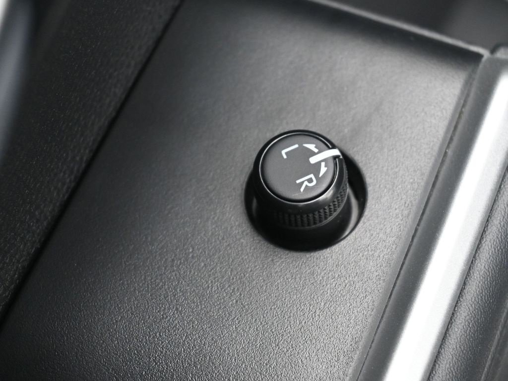 Used 2021 Toyota Highlander XLE image 12