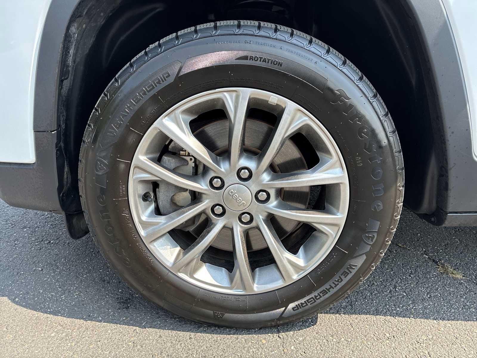 Used 2019 Jeep Cherokee Latitude Plus AWD/4WD image 18