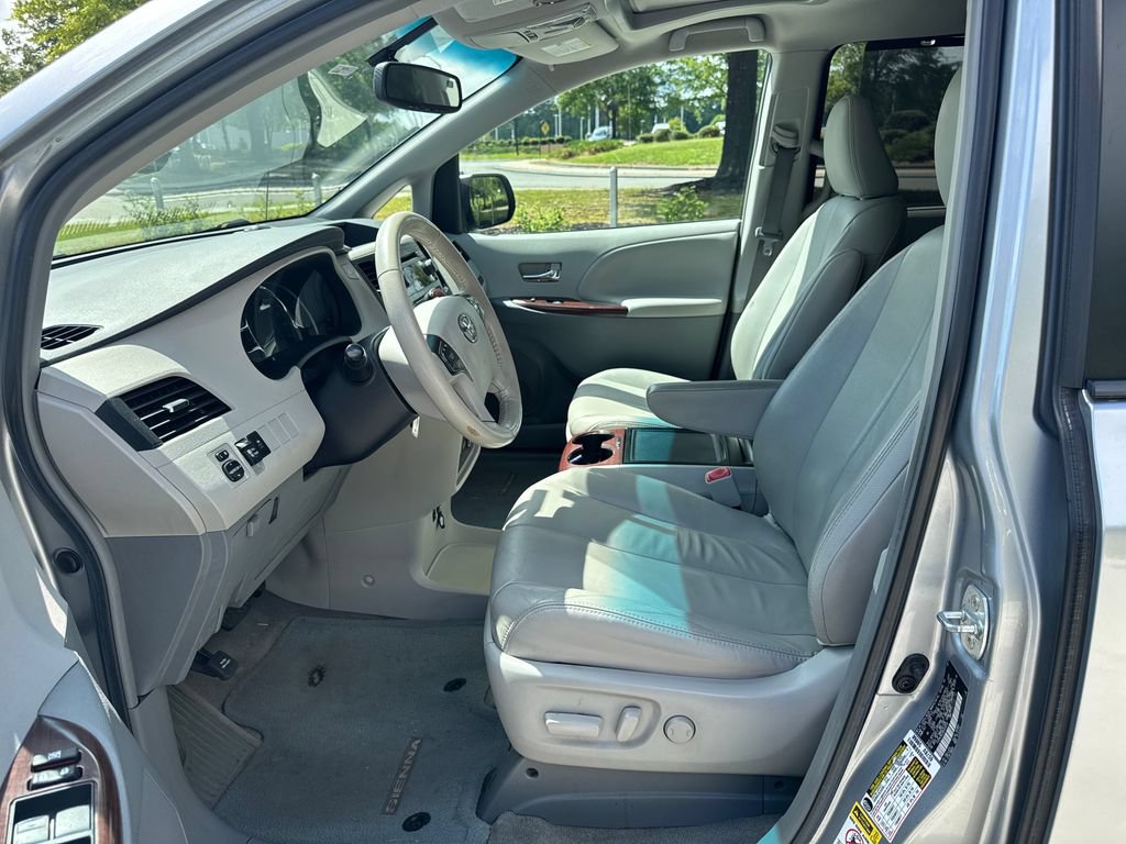 Used 2013 Toyota Sienna XLE FWD image 12