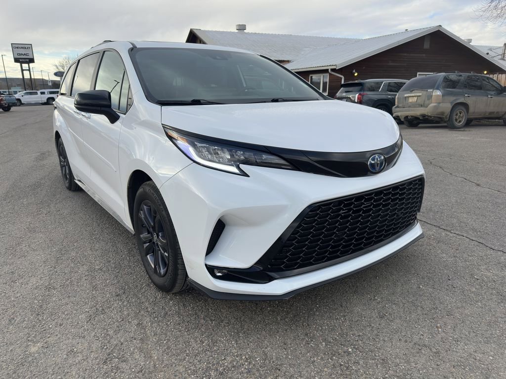 Used 2025 Toyota Sienna XSE image 1
