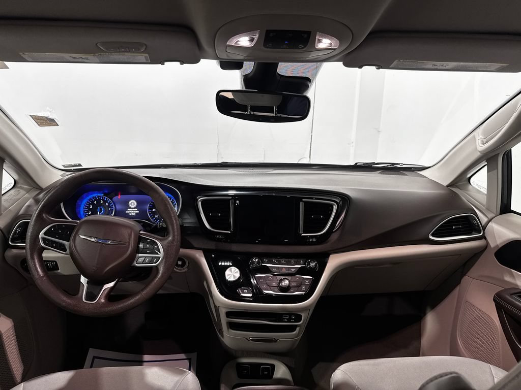 Used 2020 Chrysler Pacifica Touring w/ Advanced Safetytec Group FWD image 3