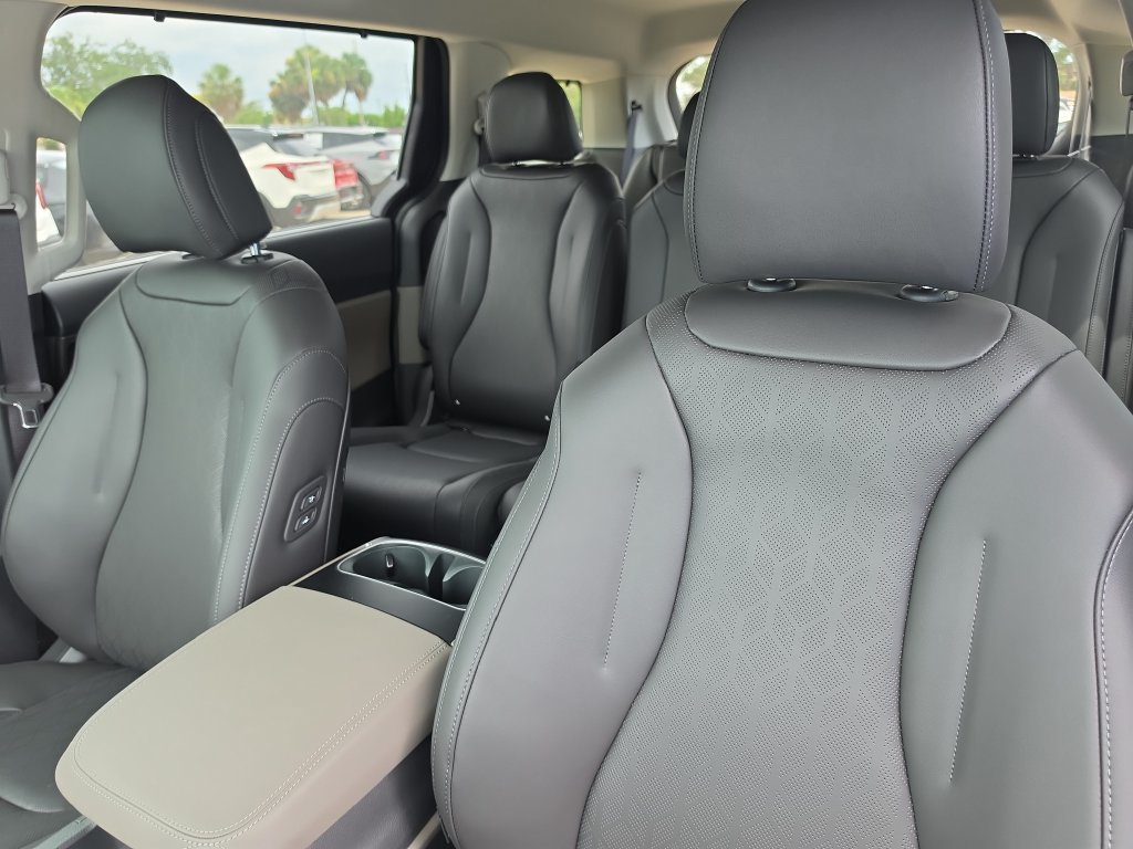 New 2026 Kia Carnival EX FWD image 23