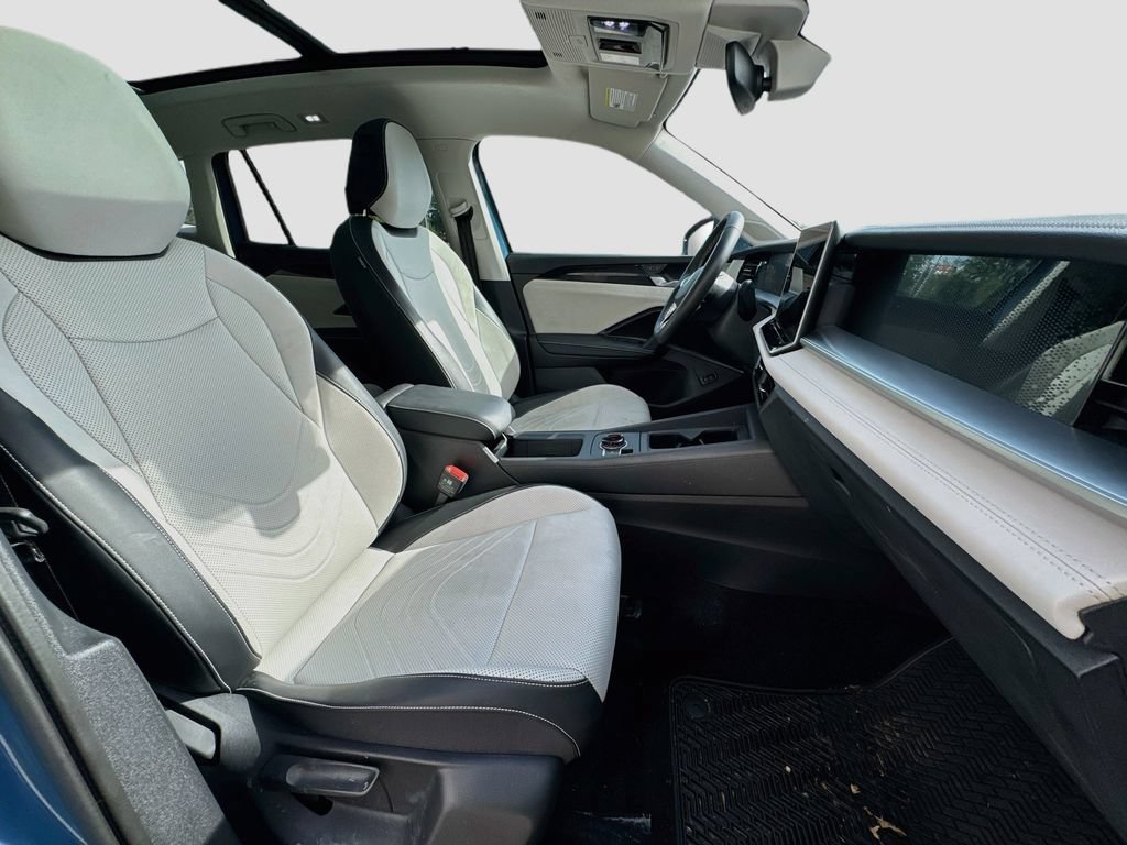 Used 2025 Volkswagen Tiguan SE w/ Panoramic Sunroof Package AWD/4WD image 29