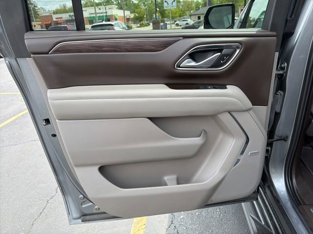Used 2022 Chevrolet Suburban LT w/ Luxury Package AWD/4WD image 13