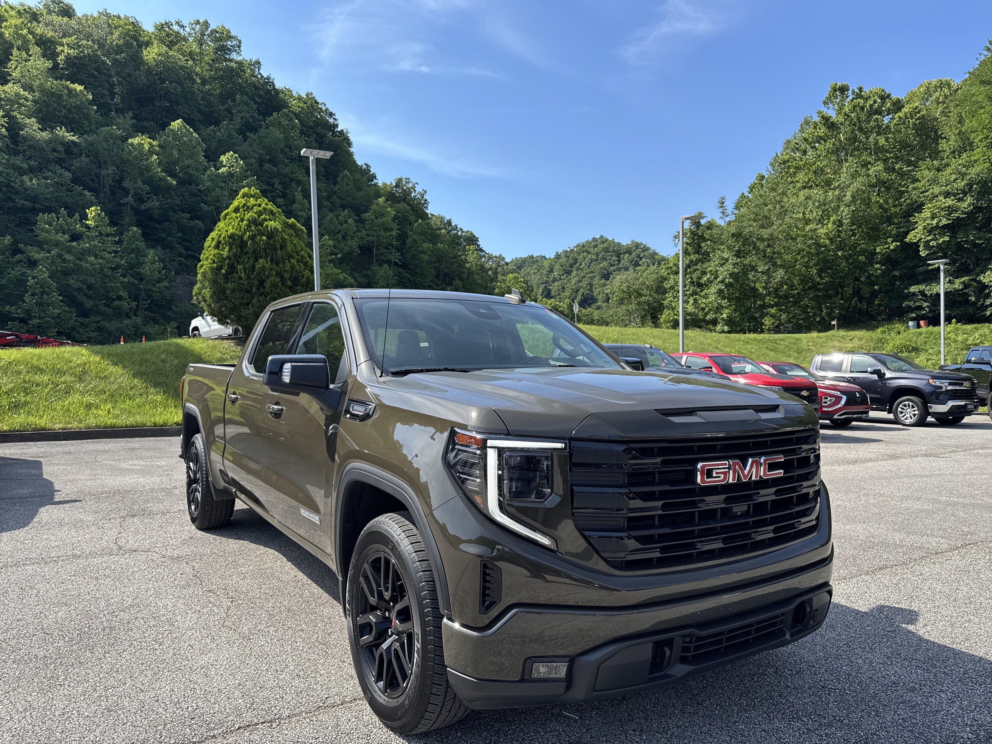 Used 2023 GMC Sierra 1500 Elevation w/ Preferred Package AWD/4WD image 4