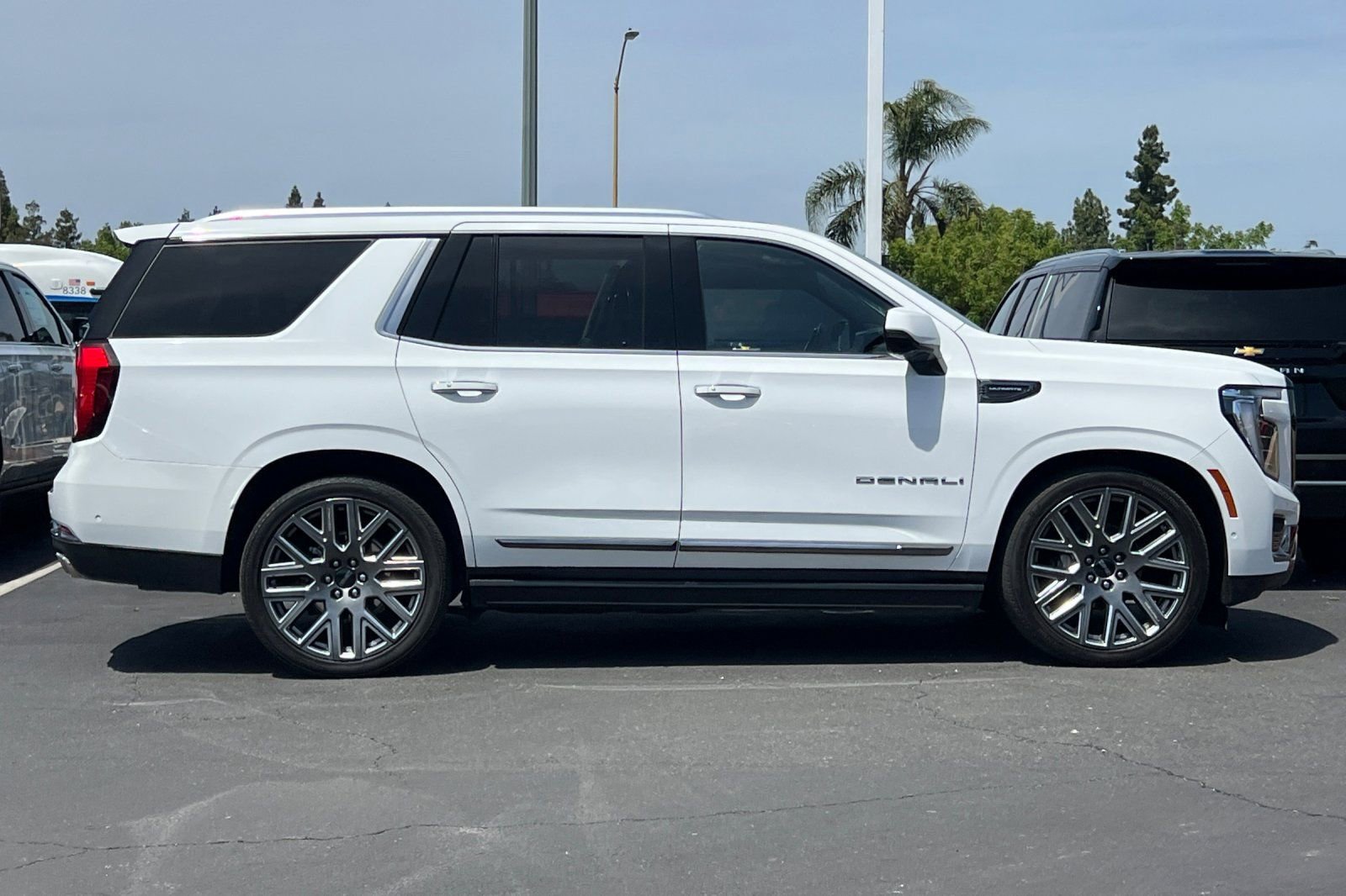 Used 2025 GMC Yukon Denali Ultimate AWD/4WD image 4