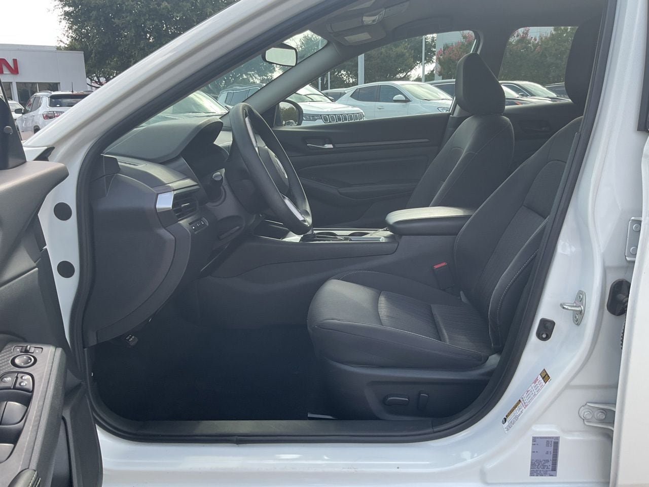 Used 2025 Nissan Altima 2.5 SV FWD image 8