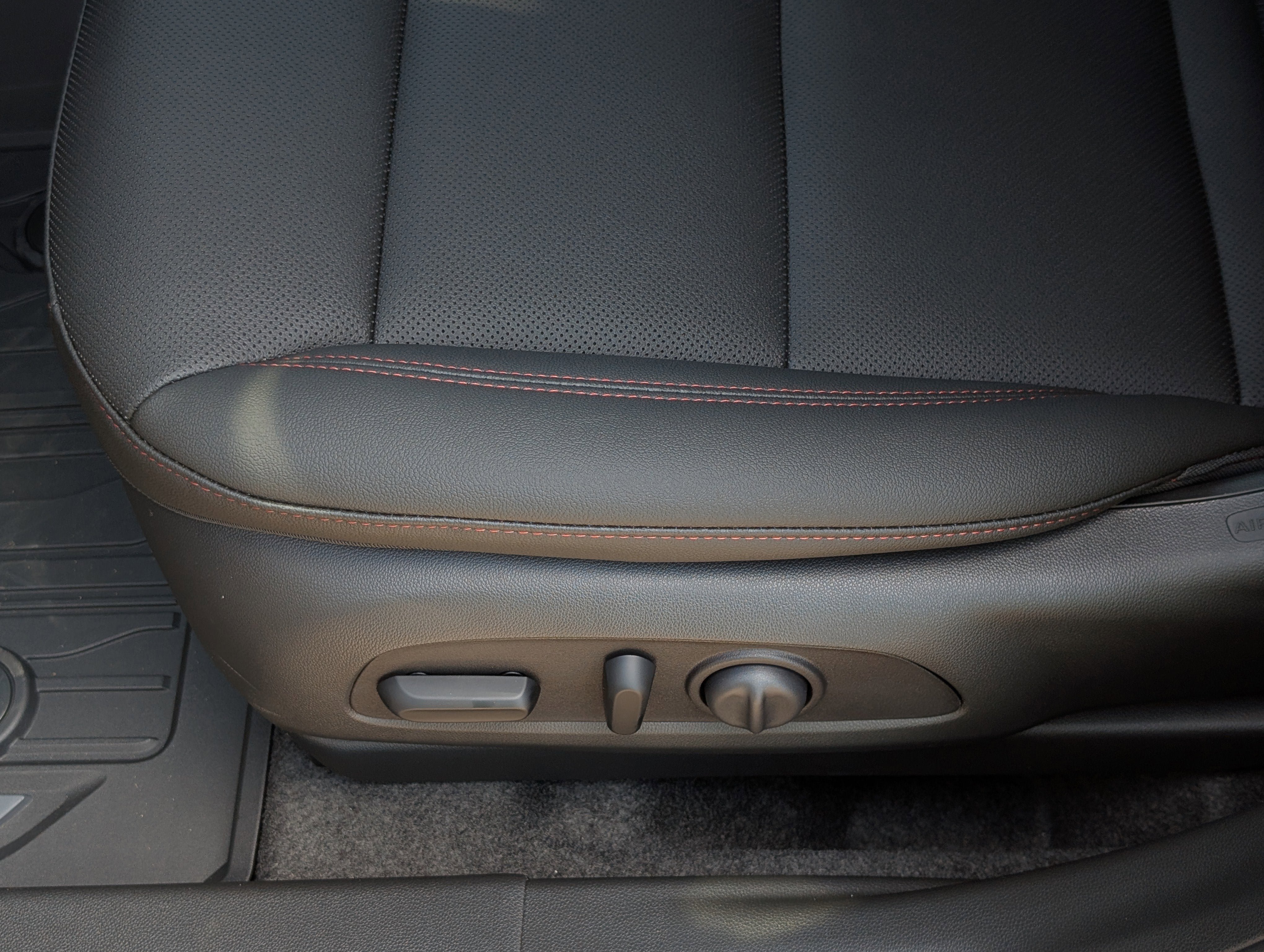 New 2025 Chevrolet Trax RS w/ Sunroof Package image 11