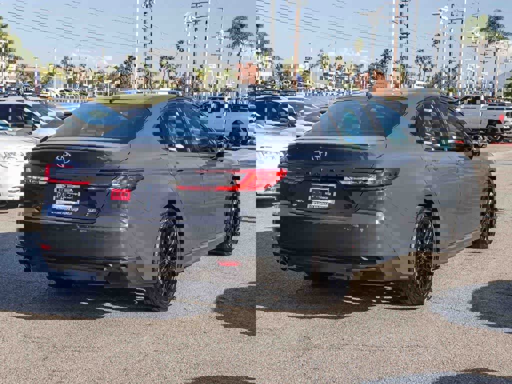 Used 2025 Toyota Camry SE image 4