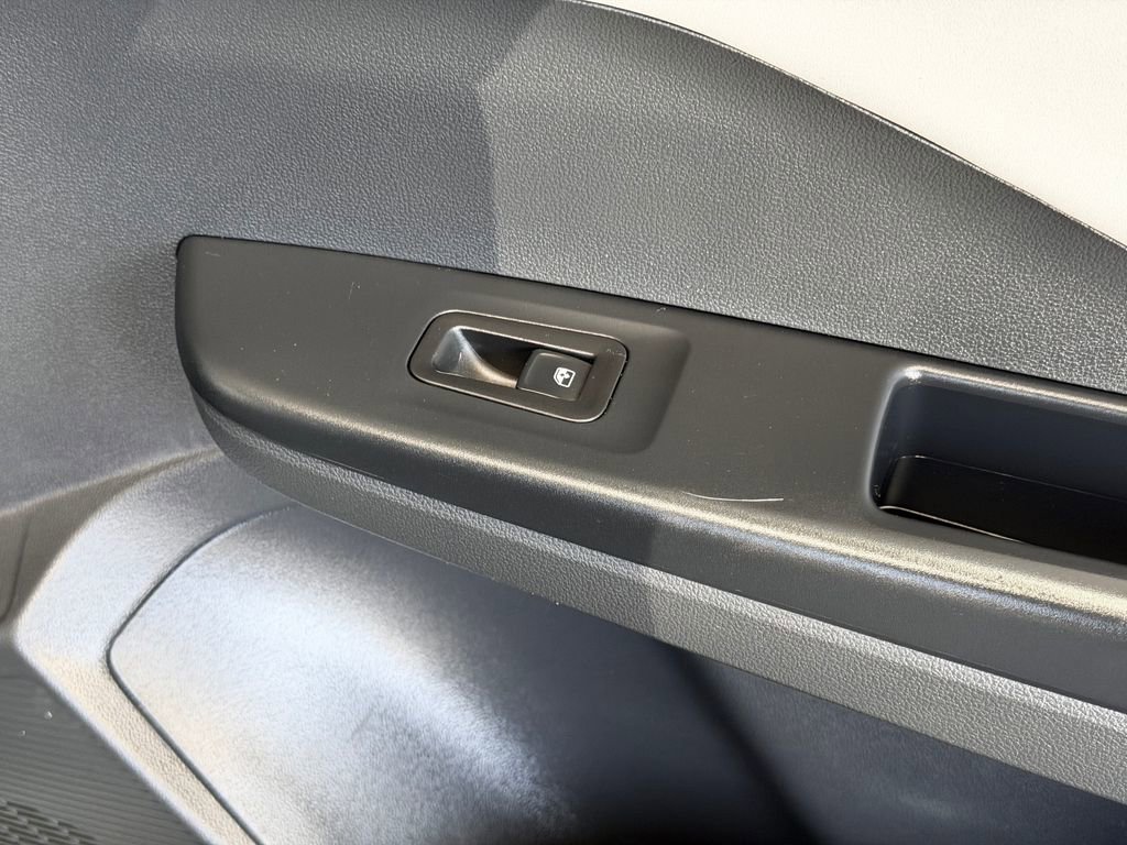 Used 2025 Volkswagen Taos SE w/ Panoramic Sunroof Package FWD image 28