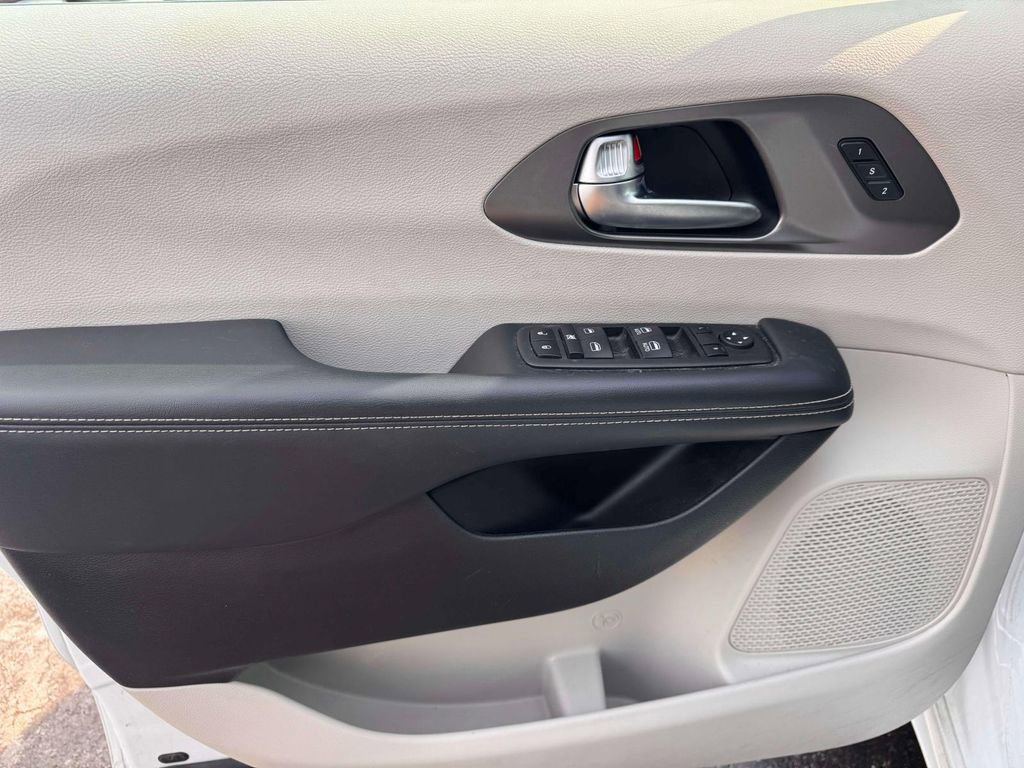 Used 2023 Chrysler Pacifica Touring-L image 13