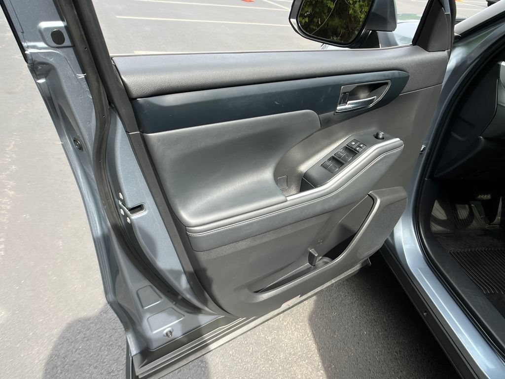 Used 2022 Toyota Highlander XLE AWD/4WD image 12