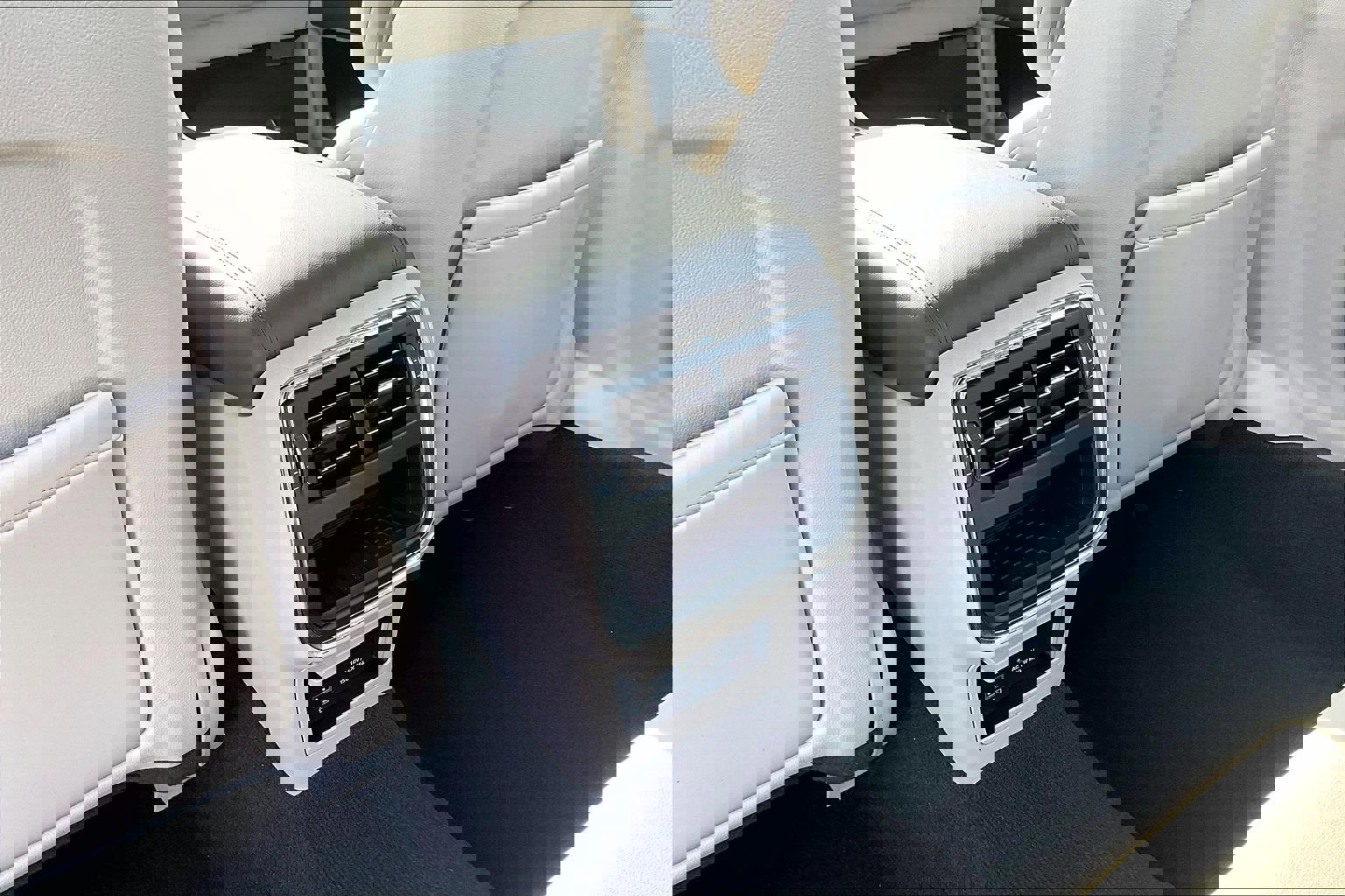 Used 2019 Lincoln Continental Select image 10