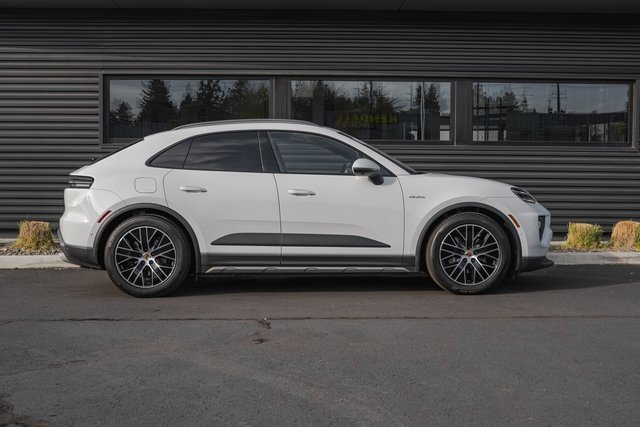 Used 2025 Porsche Macan 4 Electric image 31
