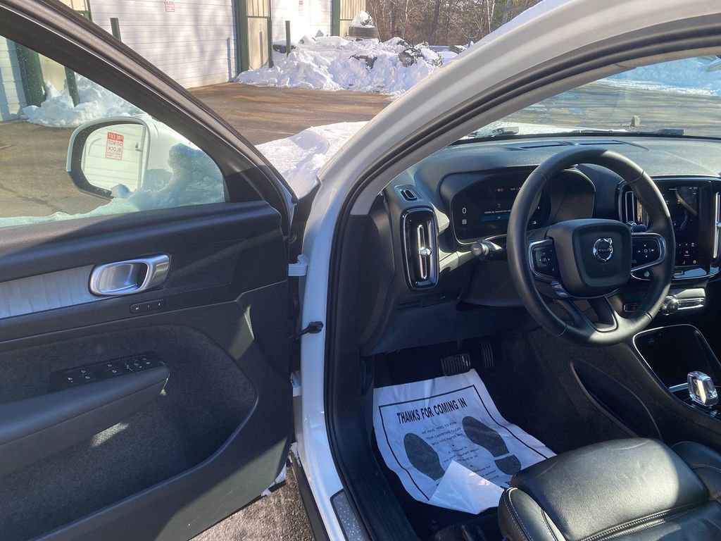 Used 2023 Volvo XC40 B5 Plus image 10