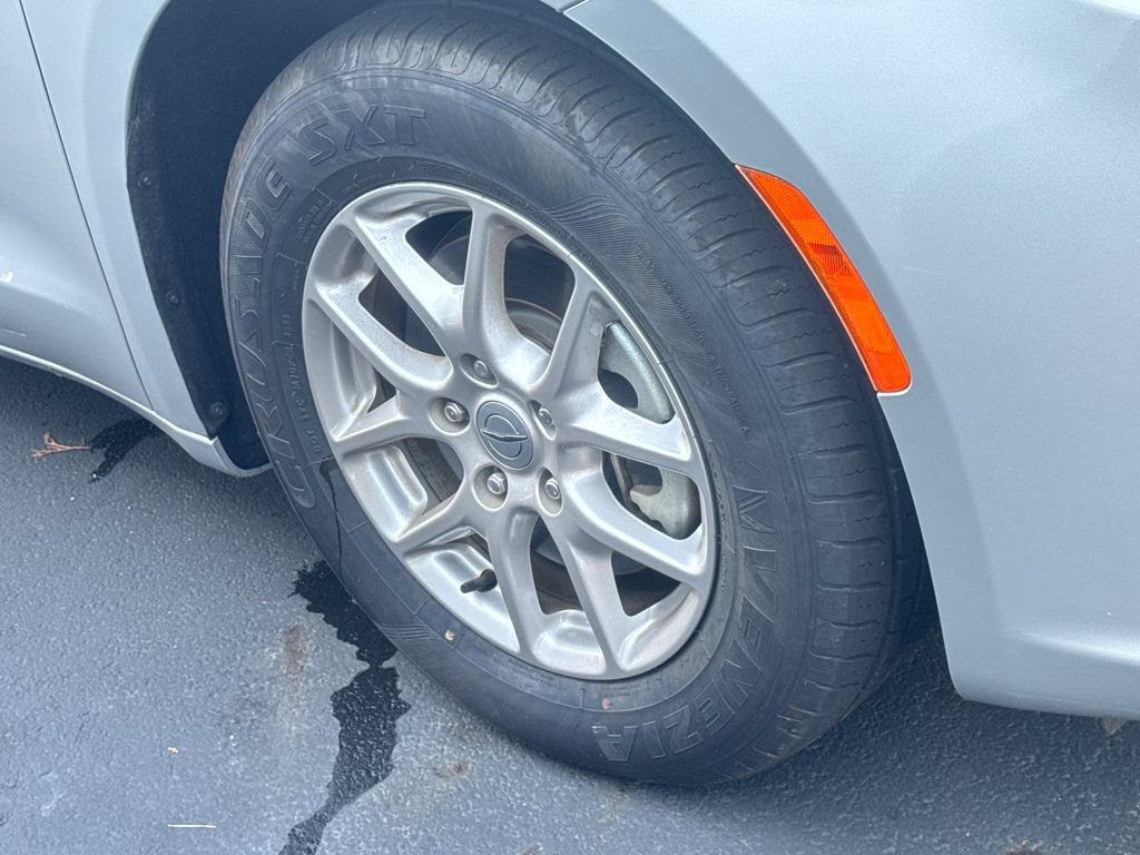 Used 2024 Chrysler Pacifica Touring-L FWD image 9