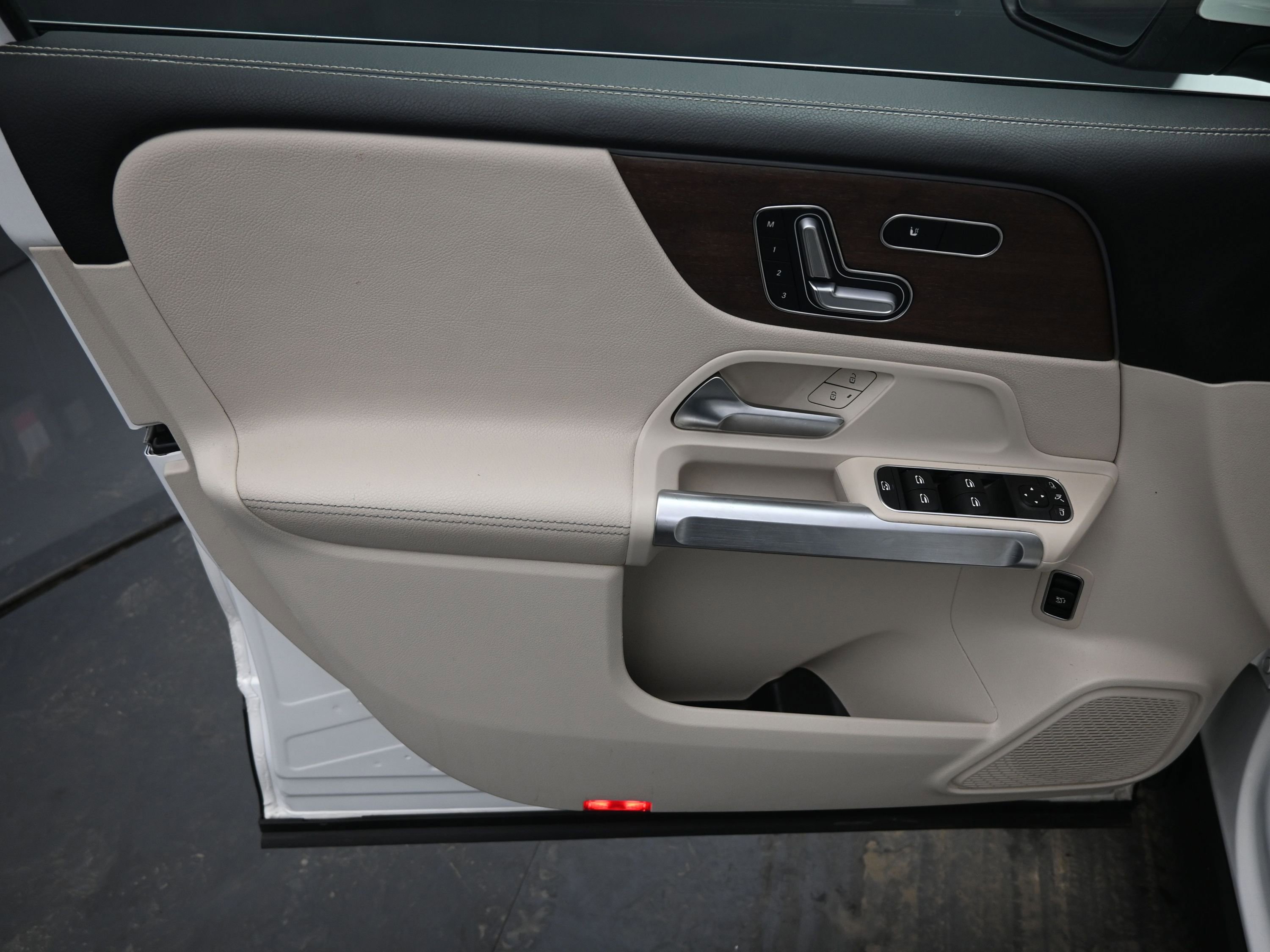 Used 2023 Mercedes-Benz GLB 250 4MATIC w/ Premium Package image 16