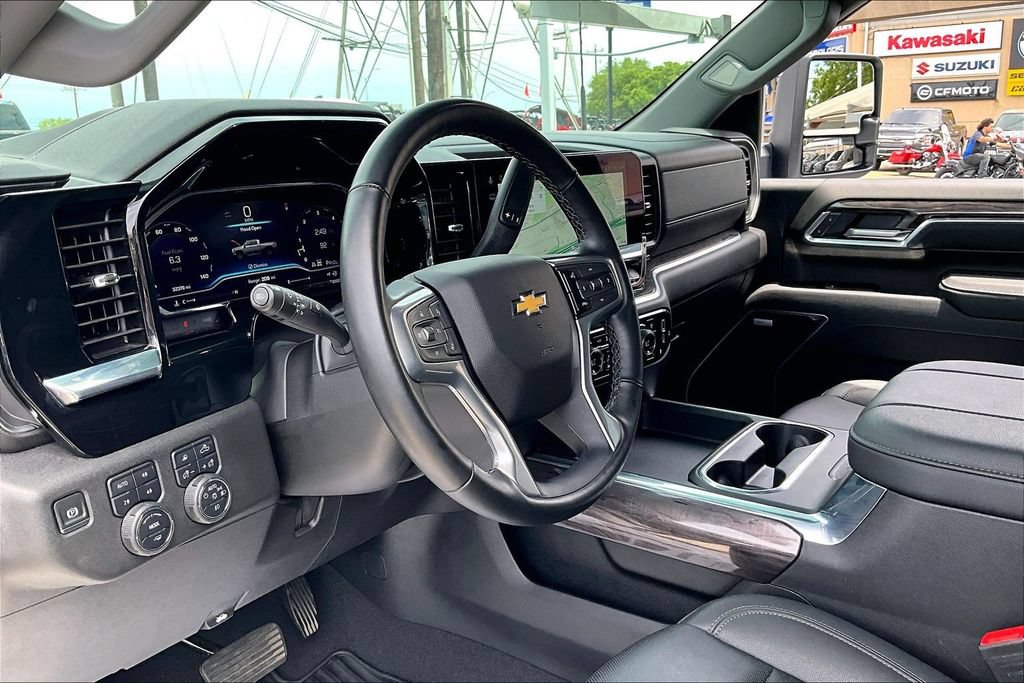 Used 2025 Chevrolet Silverado 2500 LTZ w/ LTZ Convenience Package AWD/4WD image 17