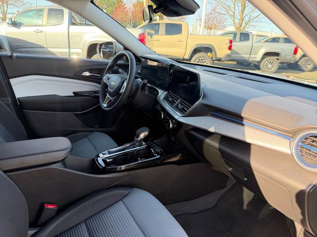 Used 2025 Chevrolet Trax LT w/ Driver Confidence Package image 35