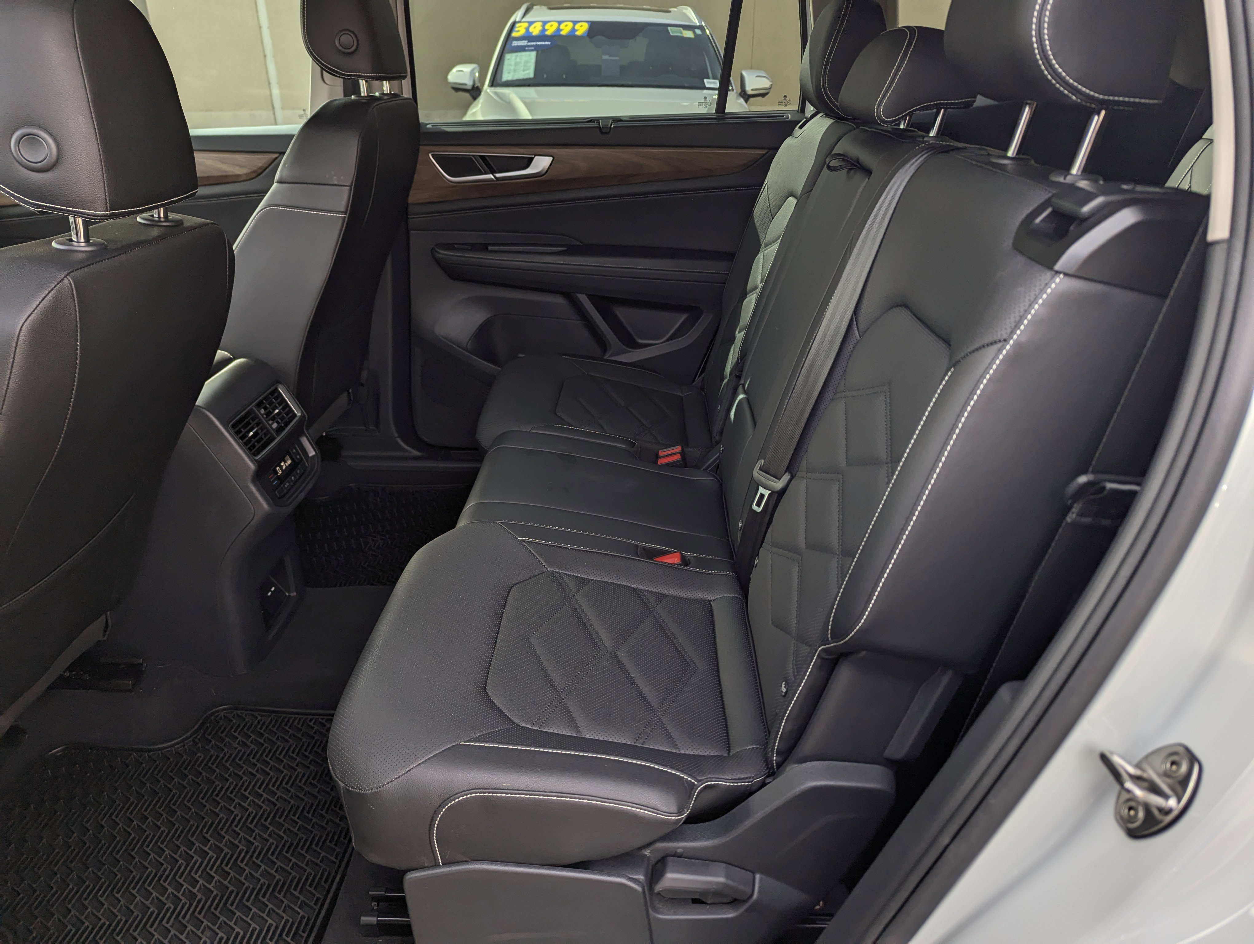 Used 2025 Volkswagen Atlas SE image 8